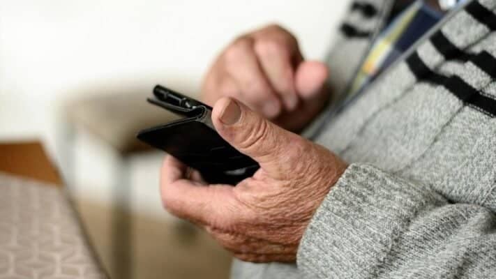 Cruel engaño en Curicó: Delincuente roba pensión a abuelos en su propio hogar