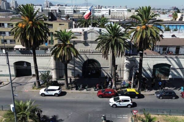 Descabezan cúpula de Gendarmería en Santiago tras insólita fuga de dos peligrosos reos disfrazados de funcionarios