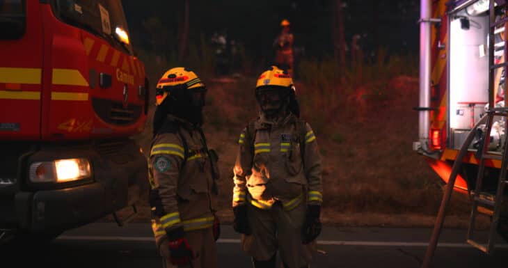Hallan mujer fallecida en vivienda devastada por incendio forestal en Melipilla