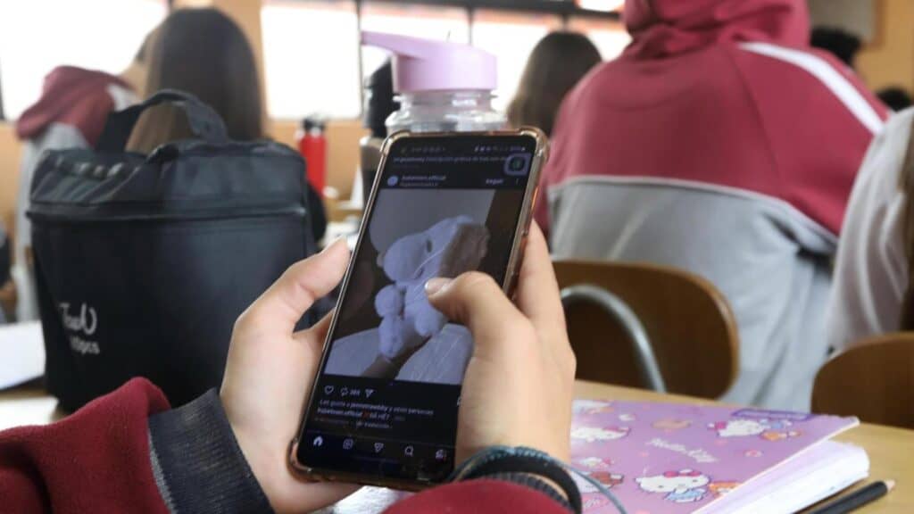 Celulares en colegios: Conoce las excepciones a la prohibición que rige desde 2026