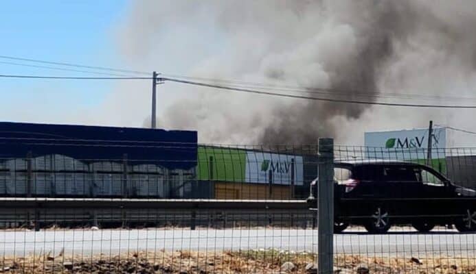 Voraz incendio destruye bodega de productos agrícolas en la Ruta 5 Sur frente a Curicó