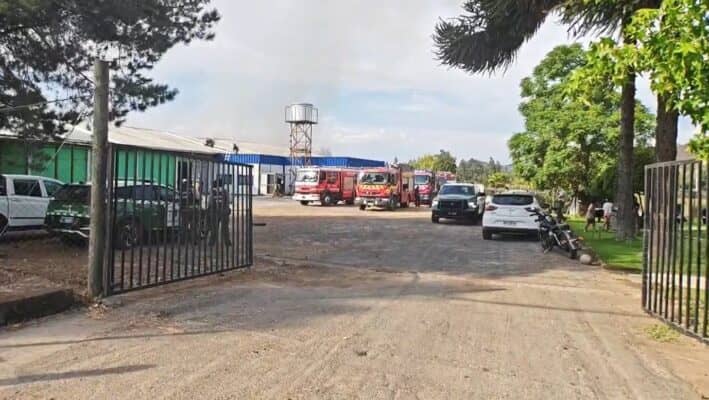 Incendio en fábrica de productos de aseo movilizó a equipos de emergencia en el camino a Zapallar