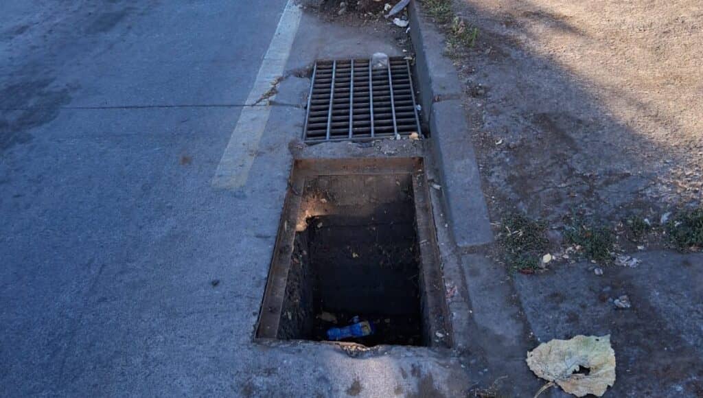 Peligro inminente en Aguas Negras: Robo de tapa de alcantarillado deja "atrapada" a una familia