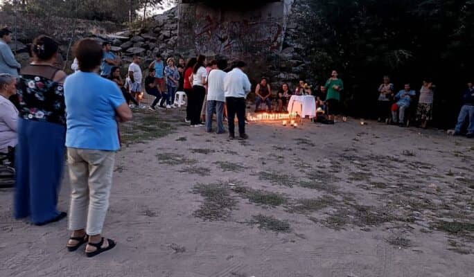 Comunidad de Itahue realiza velatón y exige intensificar búsqueda de adulto mayor desaparecido