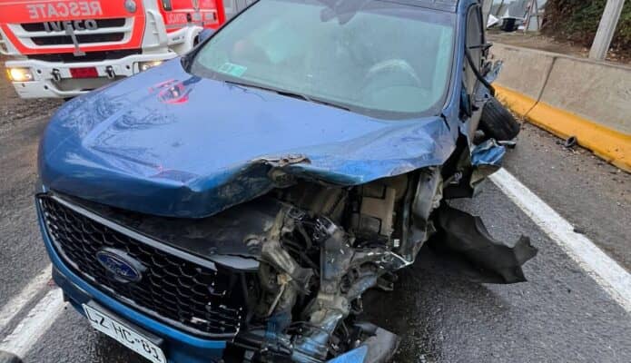 Sistema frontal en el Maule: Colisión entre automóvil y camión en Licantén deja un conductor lesionado