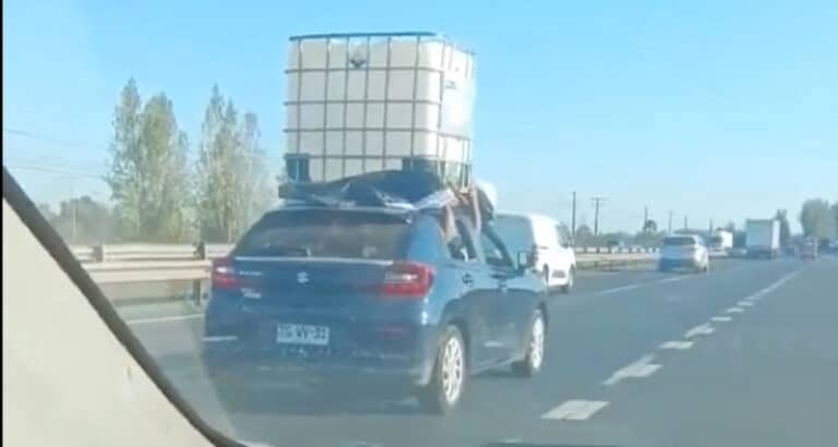 Captan peligrosa maniobra: pasajeros sostienen enorme estanque desde las ventanas en plena carretera