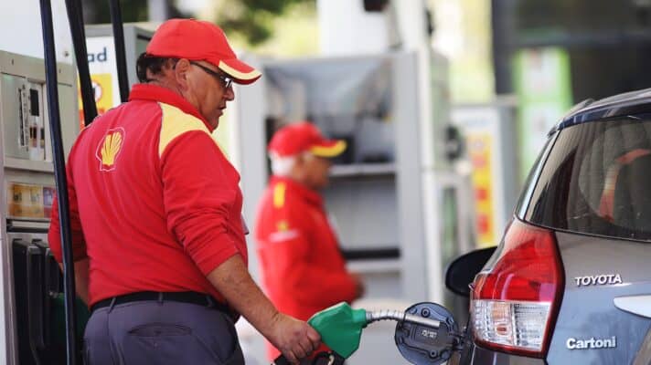 Expertos alertan posible alza de hasta $45 por litro en bencina a fines de marzo