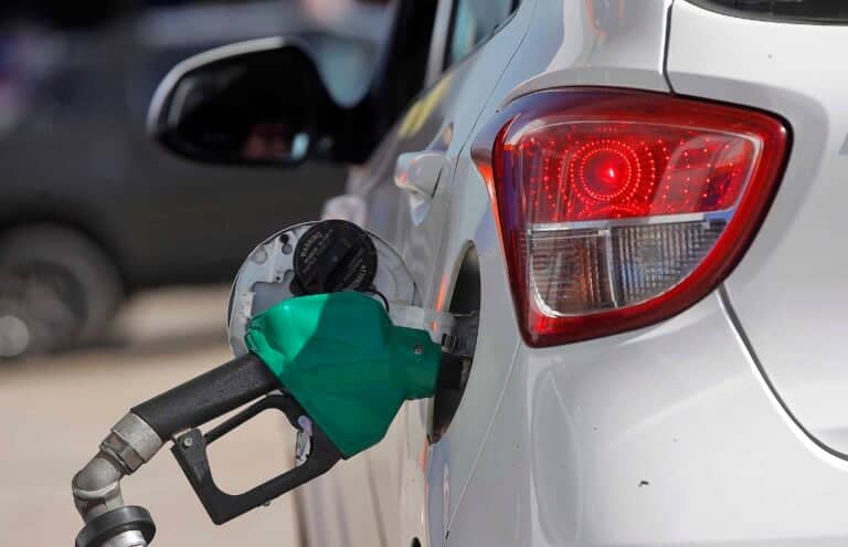 Incertidumbre por el precio de las bencinas reabre el debate: Expertos apuntan al impuesto específico