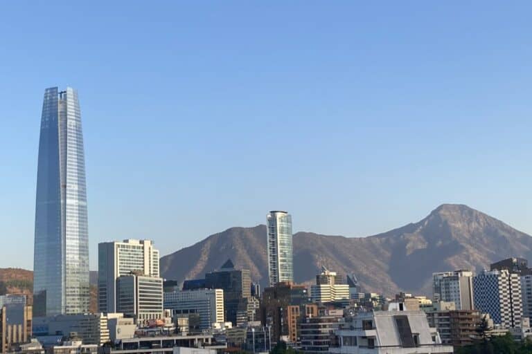Actividad económica chilena retrocede 0,1% en enero, incumpliendo expectativas de crecimiento