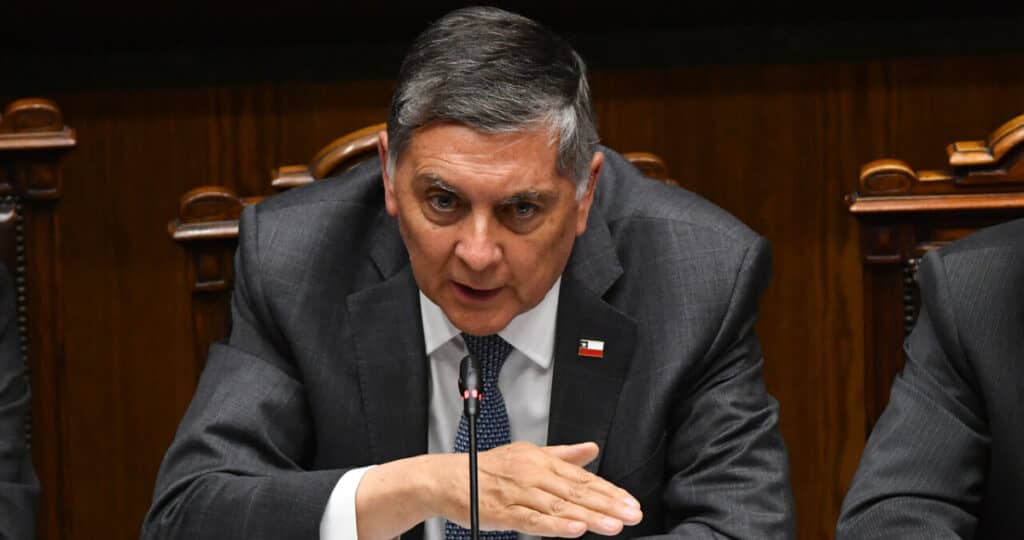 Ministro Alvarado responde a críticas por vínculo con empresa de combustibles