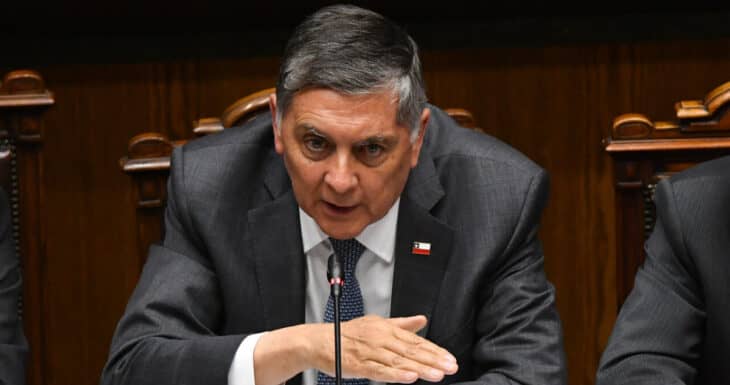 Ministro Alvarado responde a críticas por vínculo con empresa de combustibles