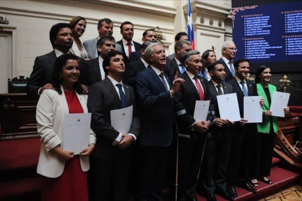 Exmilitares y policías asumen en el Congreso con sueldos que superan los 12 millones de pesos