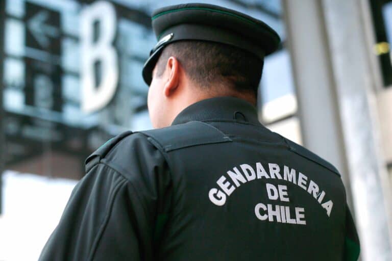 Gendarme de Curicó queda en prisión preventiva por cohecho e ingreso de celulares a la cárcel