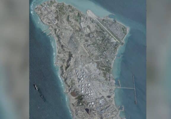 Estados Unidos bombardea la Isla de Jark vital para el petróleo iraní