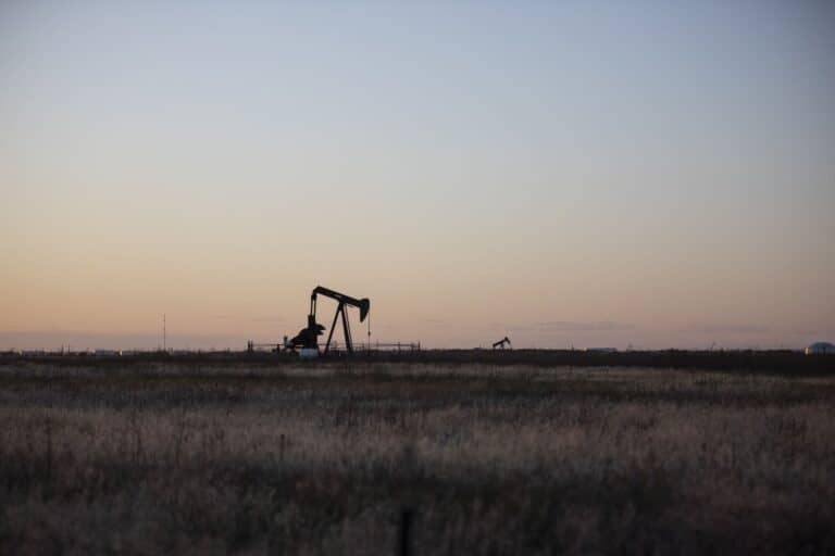 Petróleo se dispara hasta un 3,7% tras ataque iraní a petrolero en Dubái y amenazas de Trump