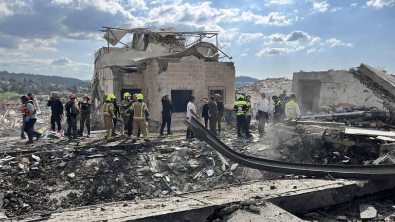 Ataque iraní deja ocho civiles muertos cerca de Jerusalén