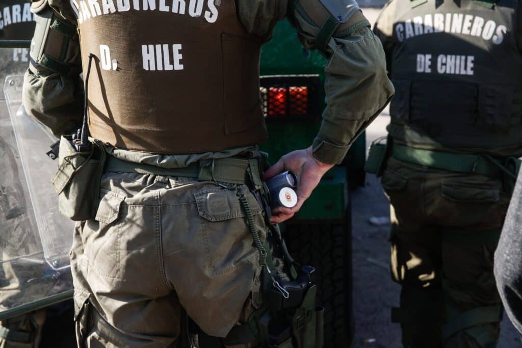 Carabinero sufre grave herida en pierna durante altercado en Alameda