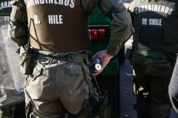Carabinero sufre grave herida en pierna durante altercado en Alameda