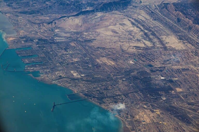 Conflicto en Medio Oriente dispara el petróleo a US$ 80 y analistas proyectan US$ 100