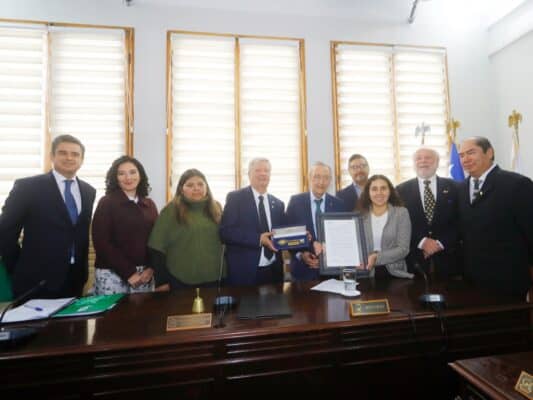 Municipalidad de Curicó entrega las "Llaves de la Ciudad" al destacado vitivinicultor Miguel Torres Riera