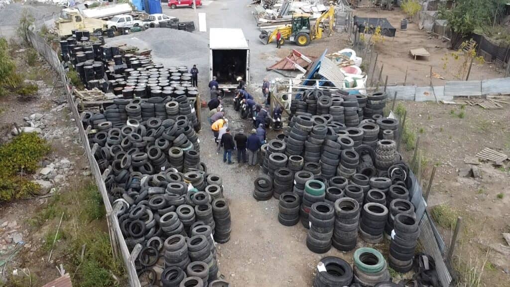 Municipio de Curicó impulsa operativo para reciclar mil neumáticos abandonados en la vía pública