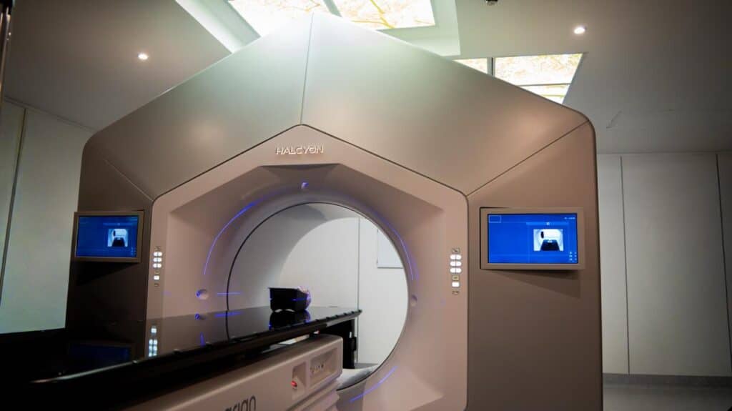 Inauguran moderno acelerador lineal en el Hospital Regional de Talca para potenciar tratamientos oncológicos