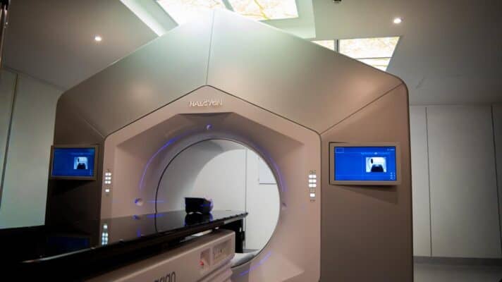 Inauguran moderno acelerador lineal en el Hospital Regional de Talca para potenciar tratamientos oncológicos