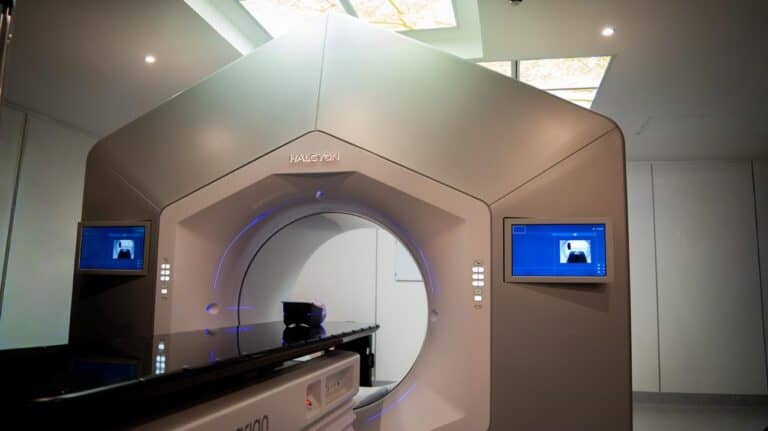 Inauguran moderno acelerador lineal en el Hospital Regional de Talca para potenciar tratamientos oncológicos