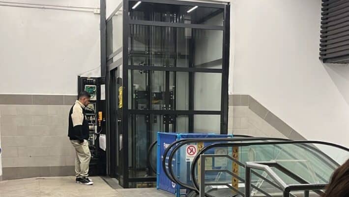 Cuatro adolescentes atrapadas tras falla de ascensor en mall chino de Curicó