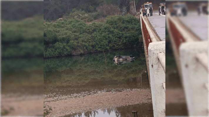 Encuentran automóvil semi sumergido en el río Huenchullami sin sus pasajeros