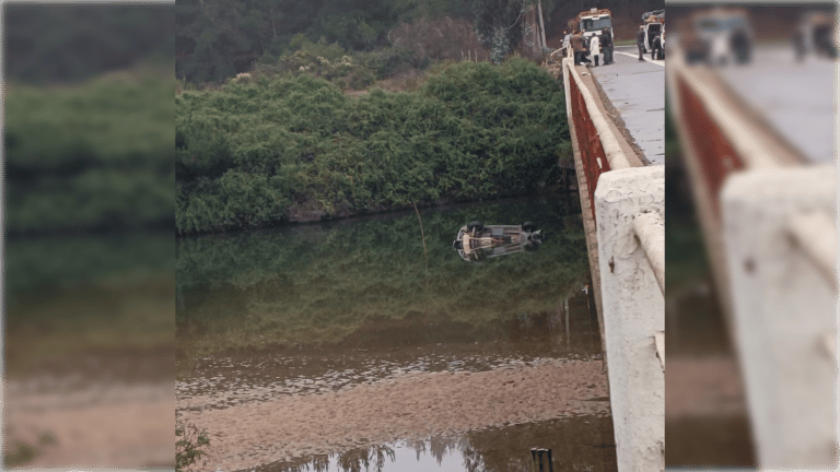 Encuentran automóvil semi sumergido en el río Huenchullami sin sus pasajeros