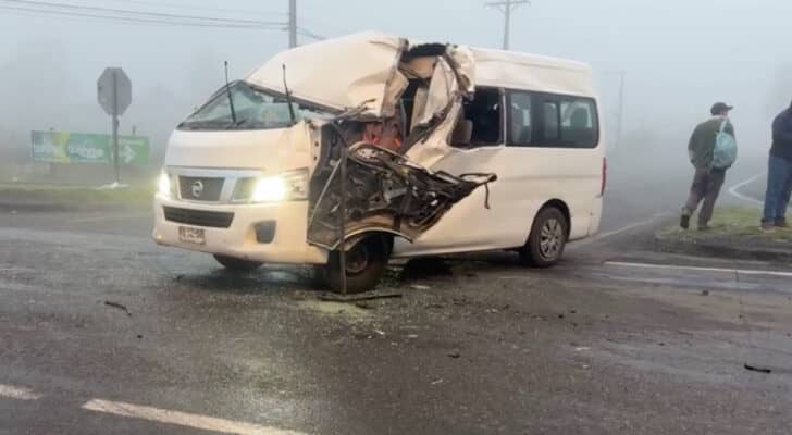 Milagroso escape: Conductor de furgón sobrevive a violento choque con camión en Teno