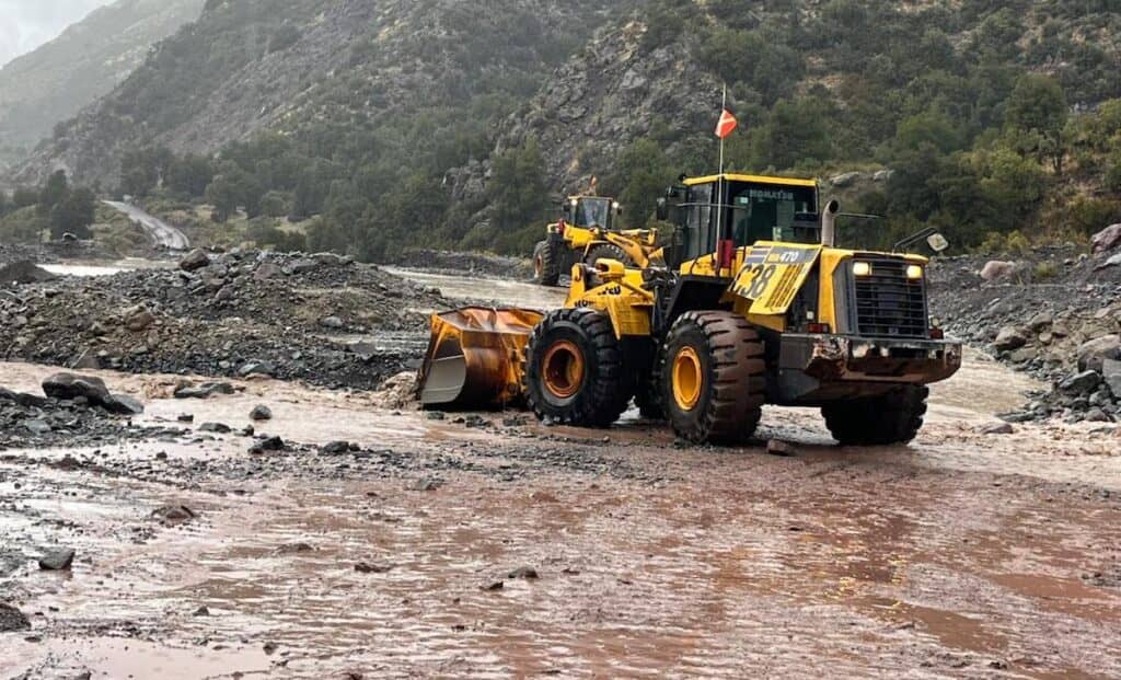 Rescatan a nueve personas que quedaron aisladas en la cordillera de Romeral tras crecida de esteros