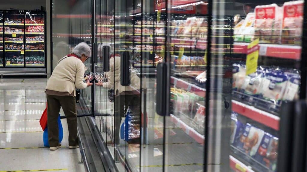 Curicano que ganó casi $7 millones por falsa acusación de robo en supermercado aconseja a víctima de Lider Express