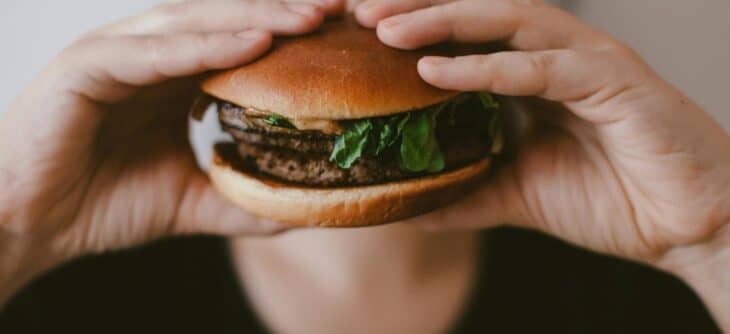 Niño de ocho años muere por bacteria tras comer hamburguesa en Curanilahue