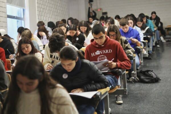 Tesorería inicia cobro judicial a deudores del CAE con sueldos sobre 5 millones
