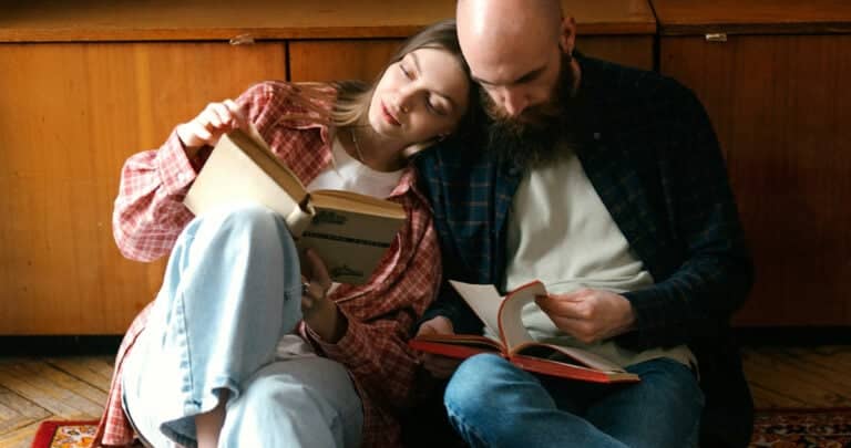 Jóvenes priorizan la conexión mental sobre el físico al buscar pareja, revela estudio