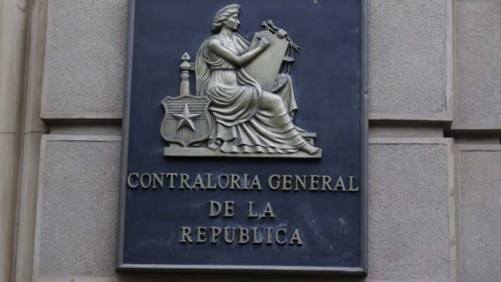 Contraloría exige reubicar a alumnos expulsados por violencia en liceos emblemáticos