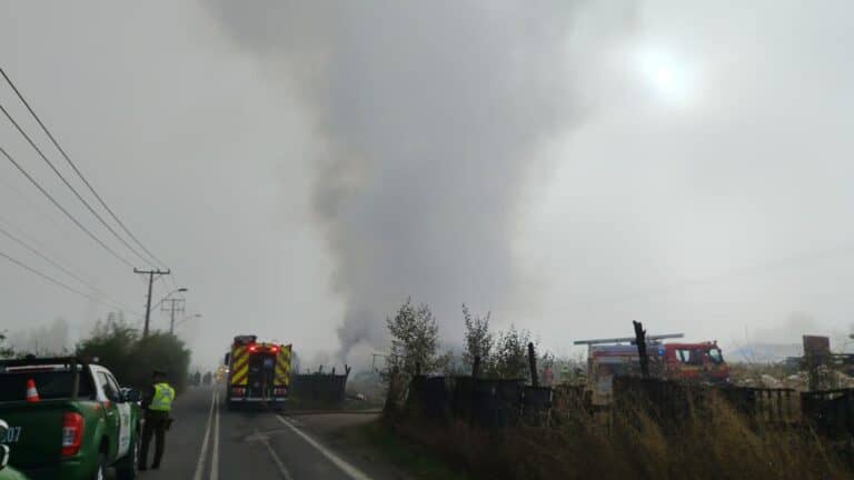 Voraz incendio consume vivienda de material ligero en Teno