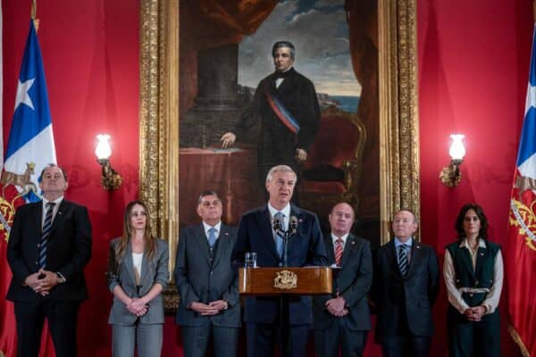 Gobierno intensifica negociaciones por megarreforma y se reúne con el Frente Amplio