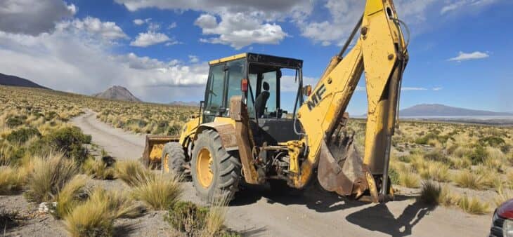 Dos sujetos fueron detenidos tras intentar tapar zanjas con retroexcavadora en Colchane