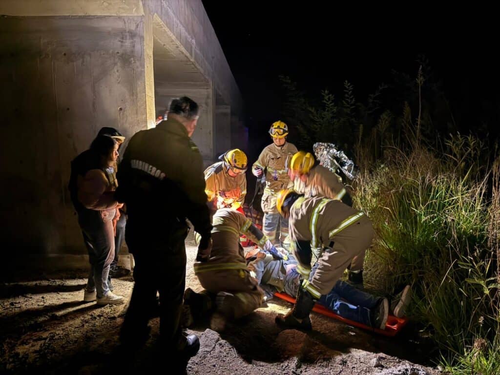 Rescatan a hombre tras caer desde casi 10 metros de altura en Villa Prat