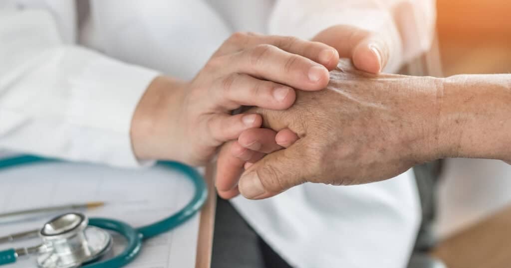 Denuncian que caja de compensación se niega a pagar licencias médicas de adulto mayor con cáncer terminal en Curicó