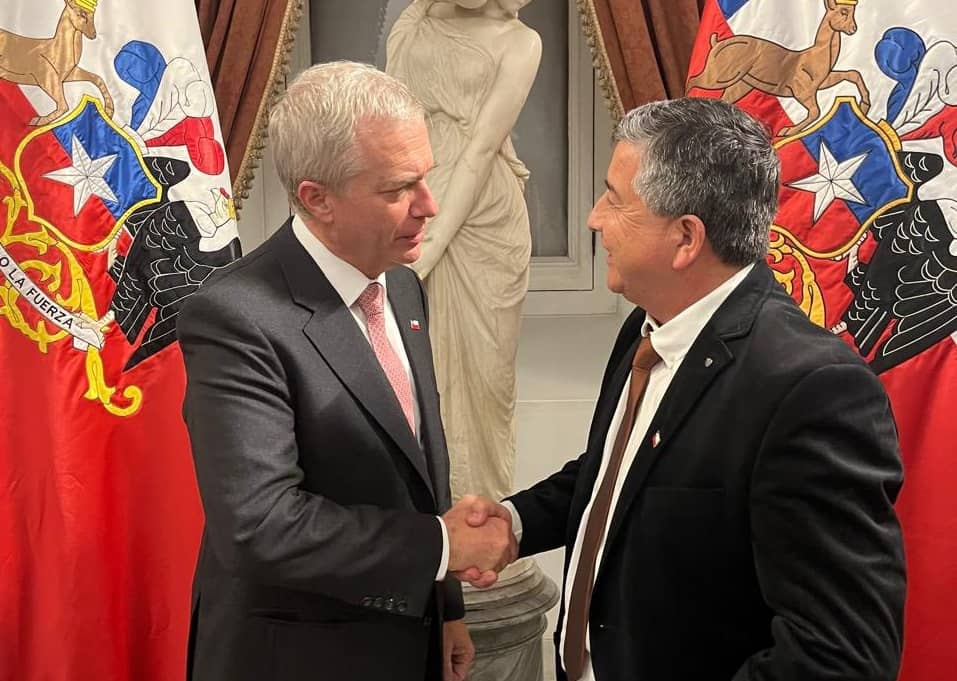 Alcalde de Teno se reúne con el Presidente en La Moneda para exigir fin al peaje, mayor seguridad y retorno del tren