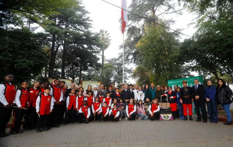 Masiva concurrencia marca tradicional izamiento de la bandera en Curicó