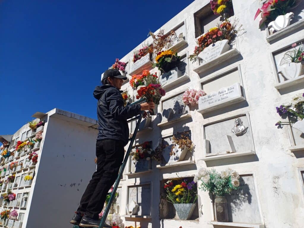 Masiva concurrencia en el Cementerio Municipal de Curicó para conmemorar el Día de la Madre