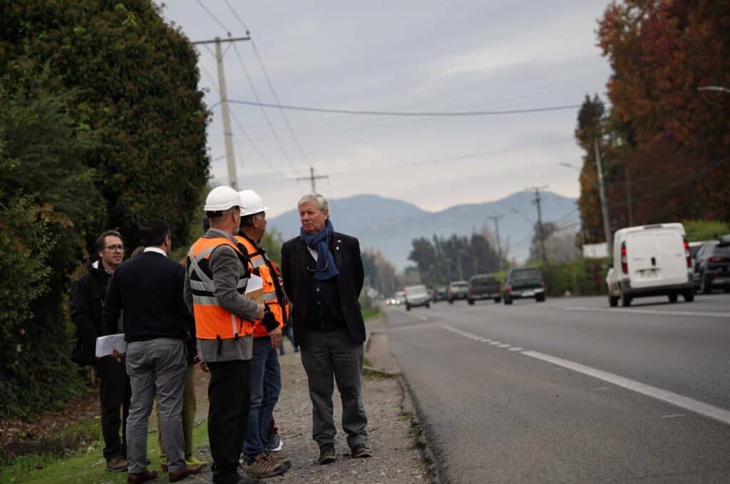 Autoridades proyectan mejoras viales en sectores rurales de Curicó tras inspección en terreno