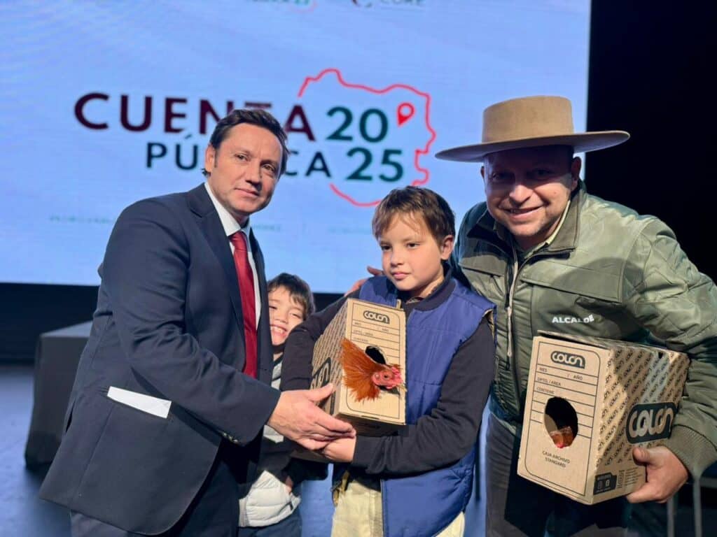 Alcalde sorprende a gobernador del Maule regalándole dos pollos vivos en su Cuenta Pública