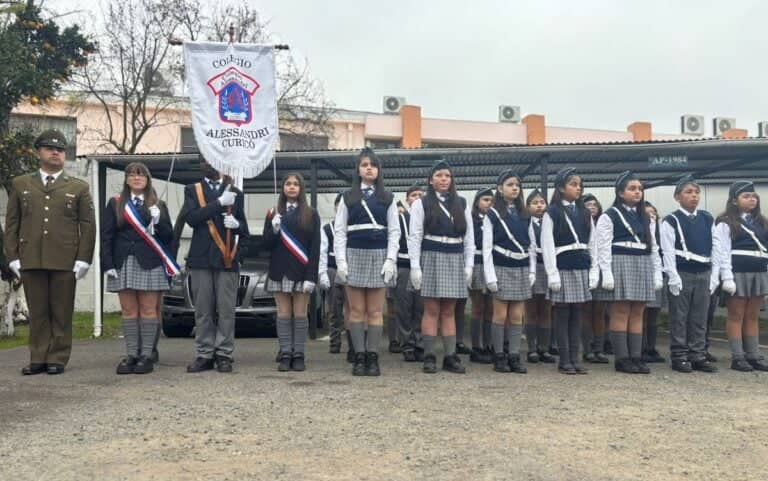Cien estudiantes de Curicó prestan juramento como brigadistas escolares junto a Carabineros
