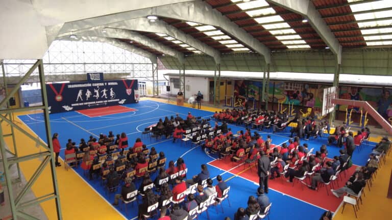 Escuela Arturo Alessandri Palma de Romeral renueva sus instalaciones con moderna carpeta deportiva y mural artístico